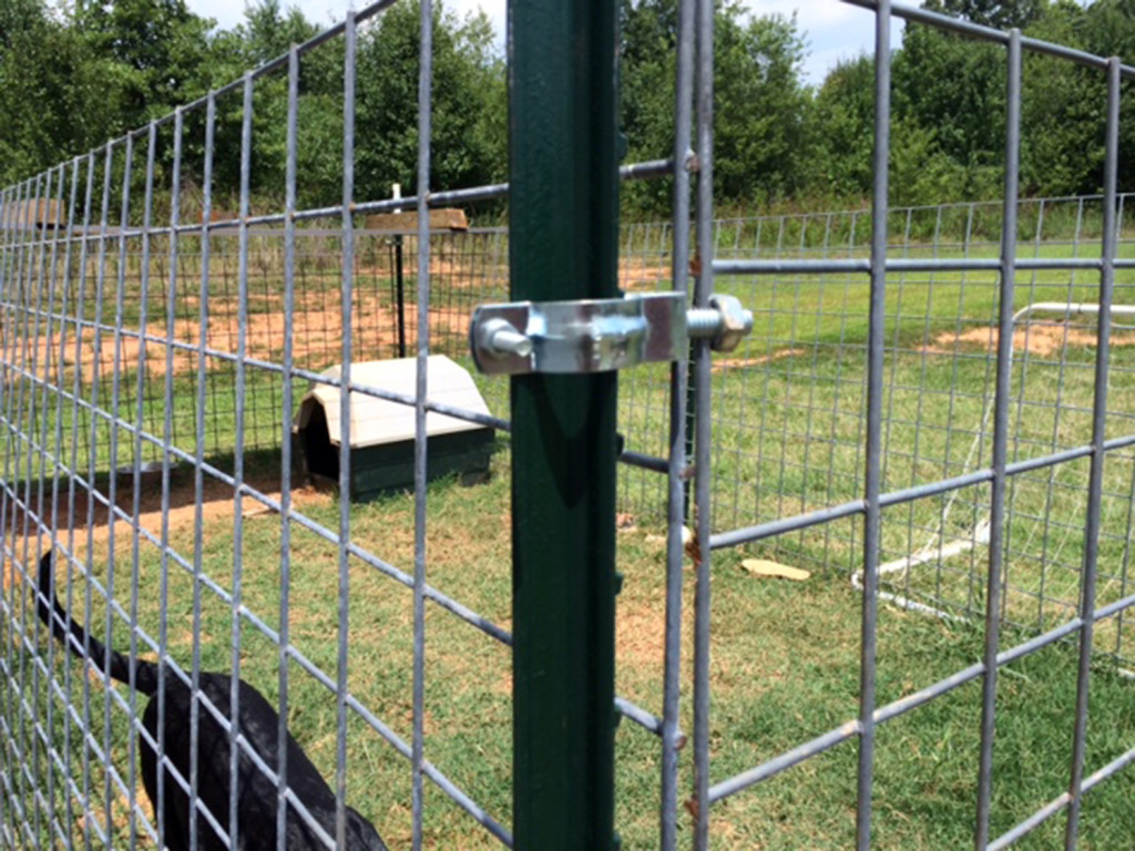 dog lot assembled using panel fence, metal stakes, and panel connectors by One Man Fencing